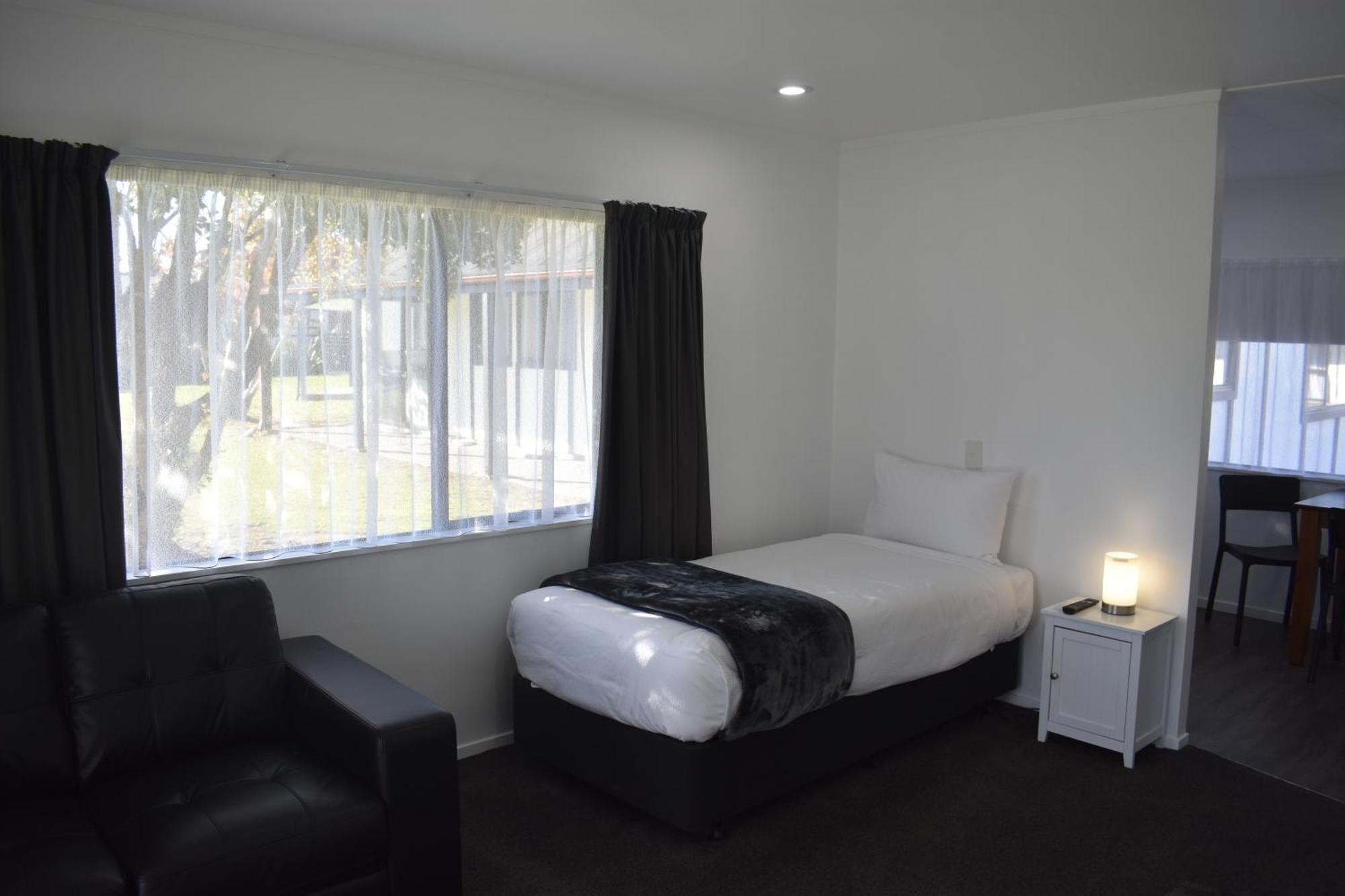 אופוטיקי Magnolia Court Motel מראה חיצוני תמונה