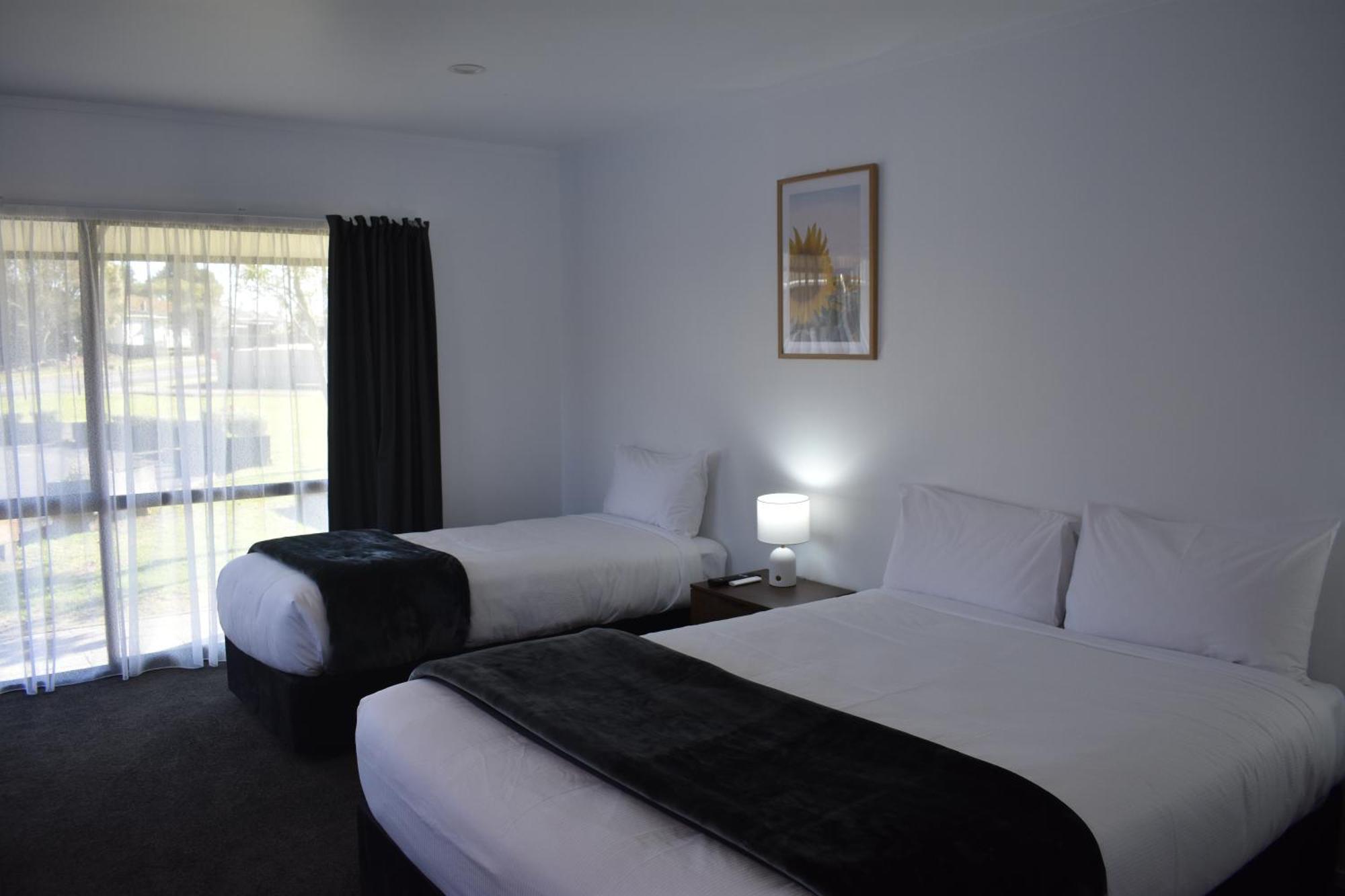 אופוטיקי Magnolia Court Motel מראה חיצוני תמונה