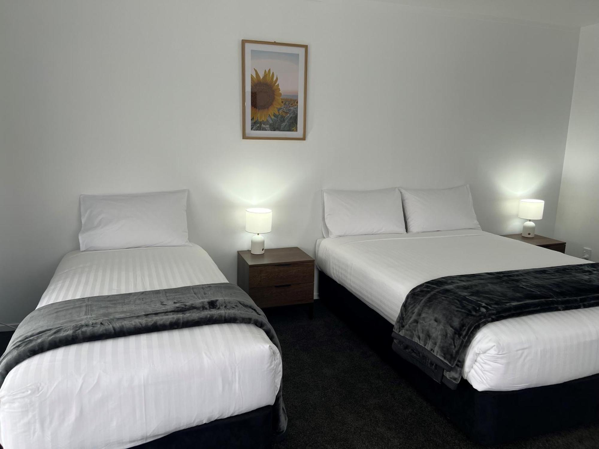 אופוטיקי Magnolia Court Motel מראה חיצוני תמונה